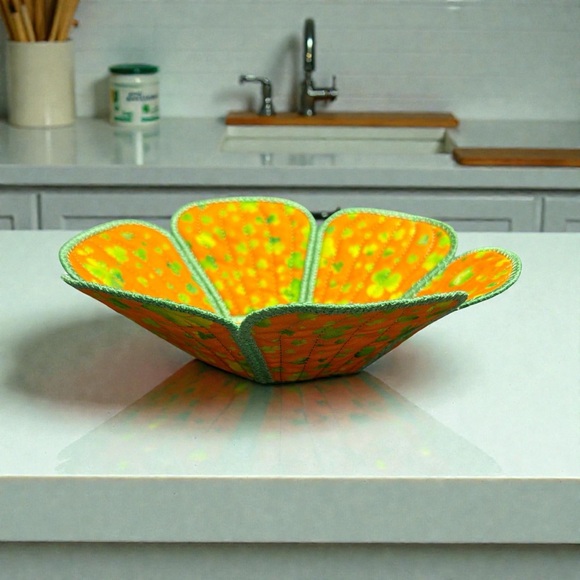 Hand Crafted Basket Center Piece Bowl Quilted 8 round x 3 in tall Shamrock - Picture 5 of 8